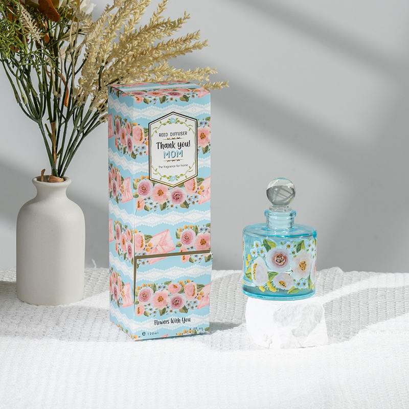 Elegancki dyfuzor trzcinowy z okrągłej szklanej butelki na Dzień Matki