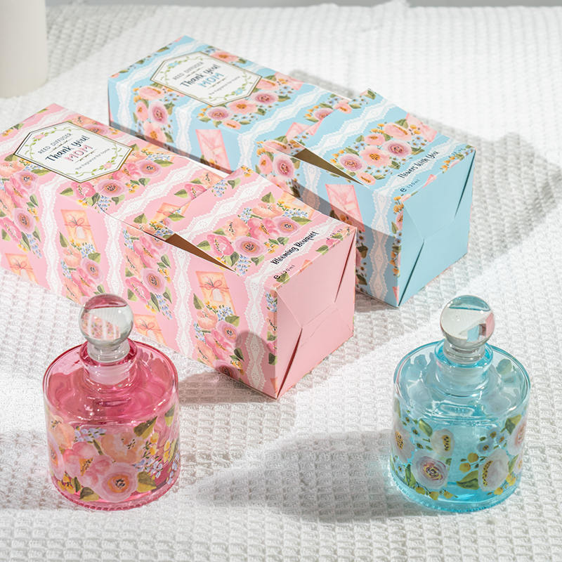 Elegancki dyfuzor trzcinowy z okrągłej szklanej butelki na Dzień Matki