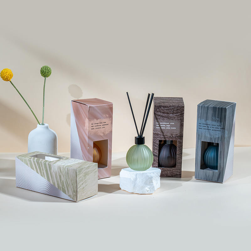 Mała szklana bańka z pionowymi paskami z parującym dyfuzorem trzcinowym-domowy producent dyfuzorów zapachowych trzcinowych