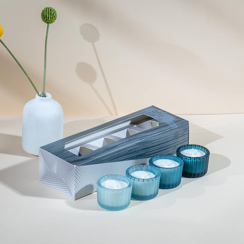 Zestaw 4 małych świeczników ze szkła karłowatego w pionowe paski