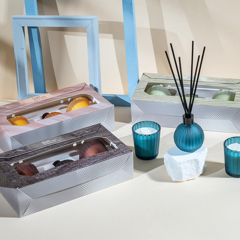 Świeczki zapachowe w pionowe paski w małych kieliszkach X2 Pionowe paski w małych kieliszkach z dyfuzorem z trzciny lotnej