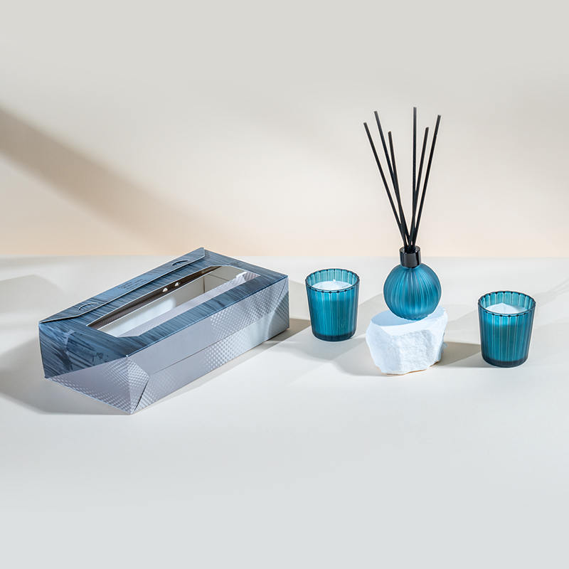 Świeczki zapachowe w pionowe paski w małych kieliszkach X2 Pionowe paski w małych kieliszkach z dyfuzorem z trzciny lotnej