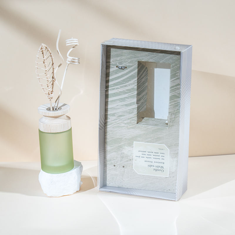 Wysokiej jakości dyfuzor trzcinowy o wysokiej cylindrycznej szklanej kolbie z drewnianym dyfuzorem zapachowym w kształcie kija