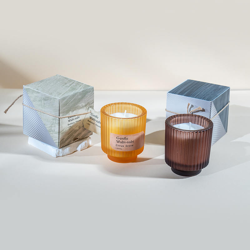 Okrągły szklany kubek na świecę z pionowymi paskami - sprzedawca świec zapachowych z wosku sojowego i ekologicznego