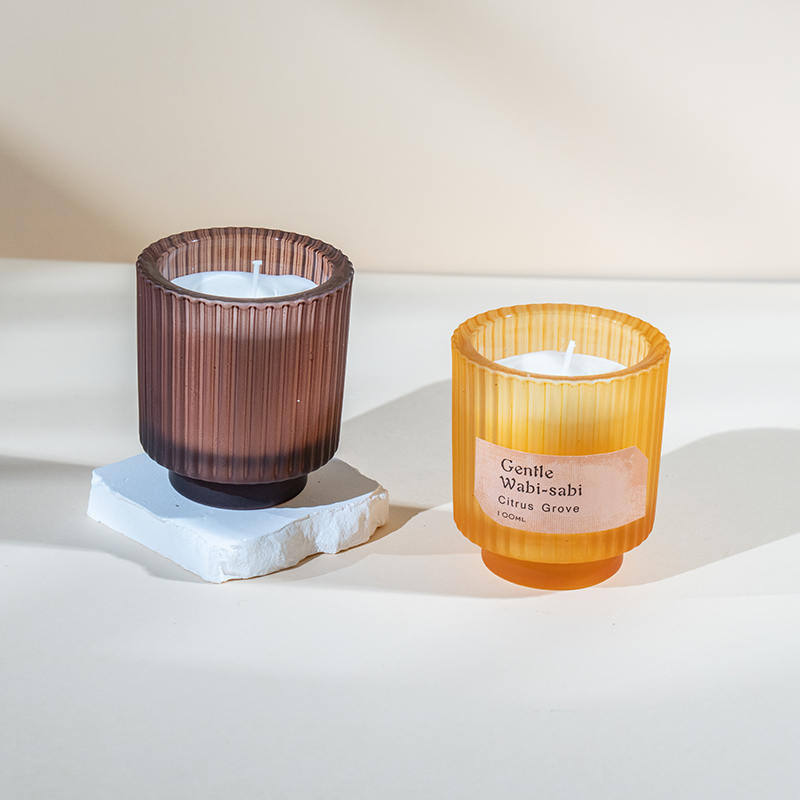 Okrągły szklany kubek na świecę z pionowymi paskami - sprzedawca świec zapachowych z wosku sojowego i ekologicznego