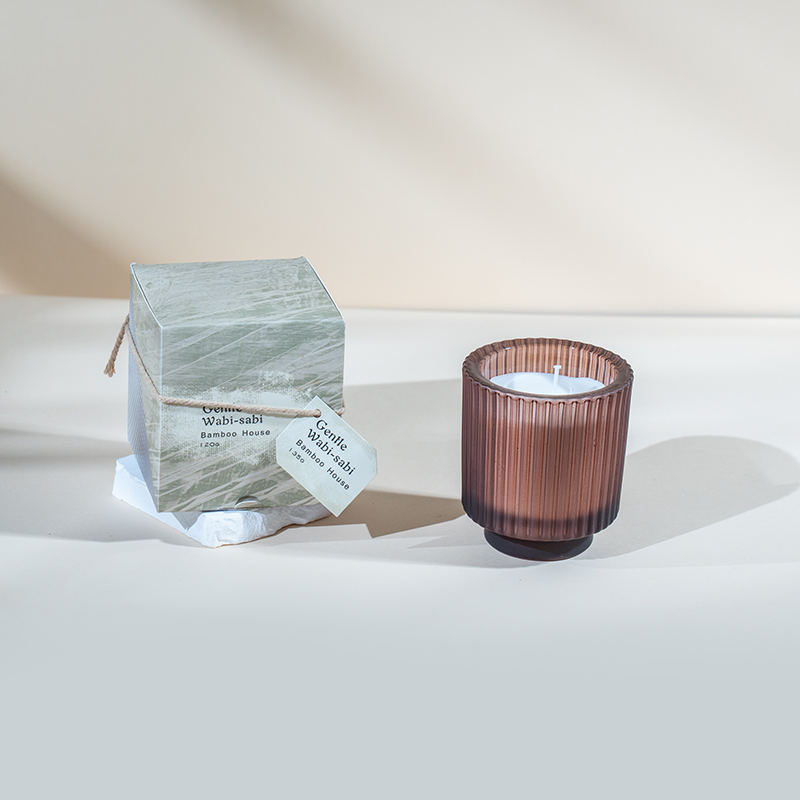 Okrągły szklany kubek na świecę z pionowymi paskami - sprzedawca świec zapachowych z wosku sojowego i ekologicznego