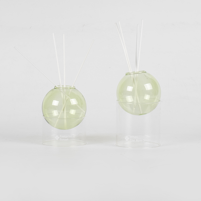 Przezroczysta szklana podstawa, szklana kulka z trzcinowym dyfuzorem stylizującym aromaterapię