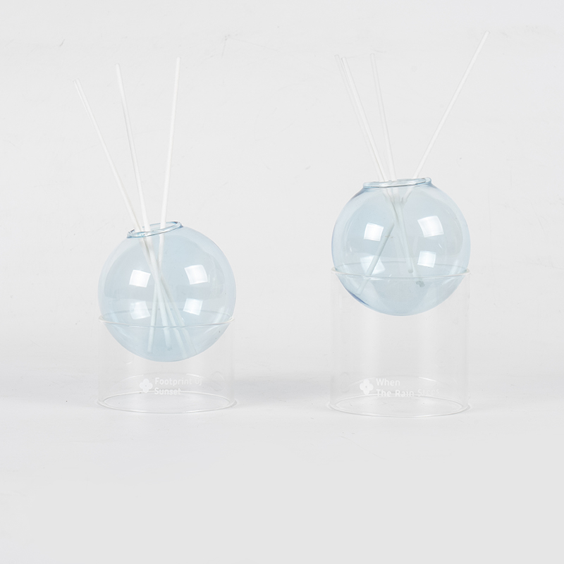 Przezroczysta szklana podstawa, szklana kulka z trzcinowym dyfuzorem stylizującym aromaterapię