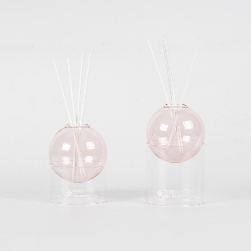 Przezroczysta szklana podstawa, szklana kulka z trzcinowym dyfuzorem stylizującym aromaterapię
