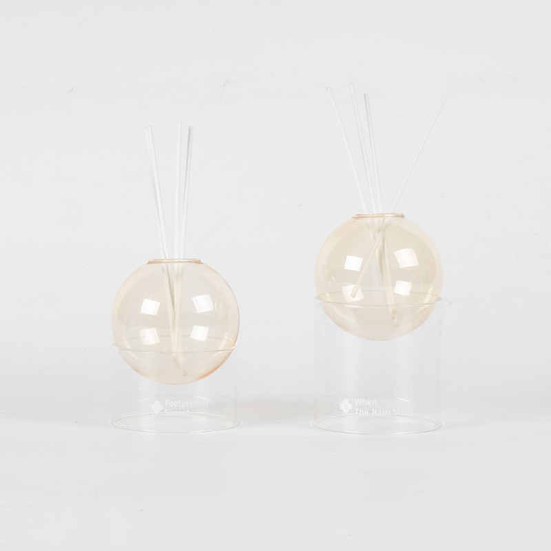 Przezroczysta szklana podstawa, szklana kulka z trzcinowym dyfuzorem stylizującym aromaterapię