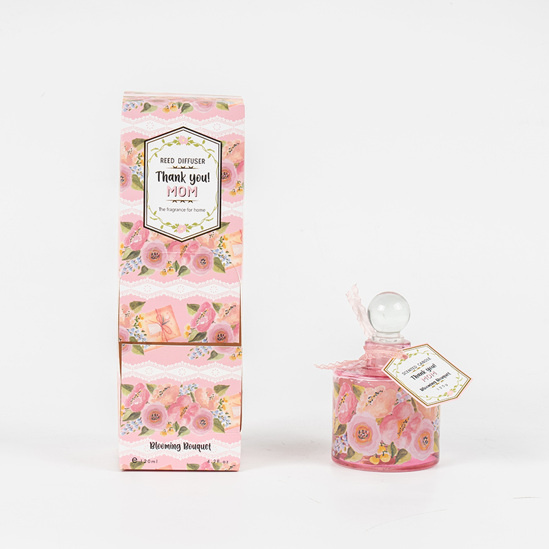 Elegancki dyfuzor trzcinowy z okrągłej szklanej butelki na Dzień Matki