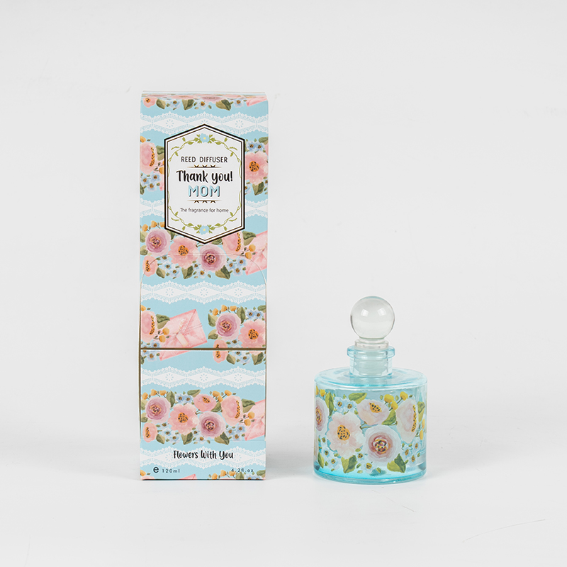 Elegancki dyfuzor trzcinowy z okrągłej szklanej butelki na Dzień Matki