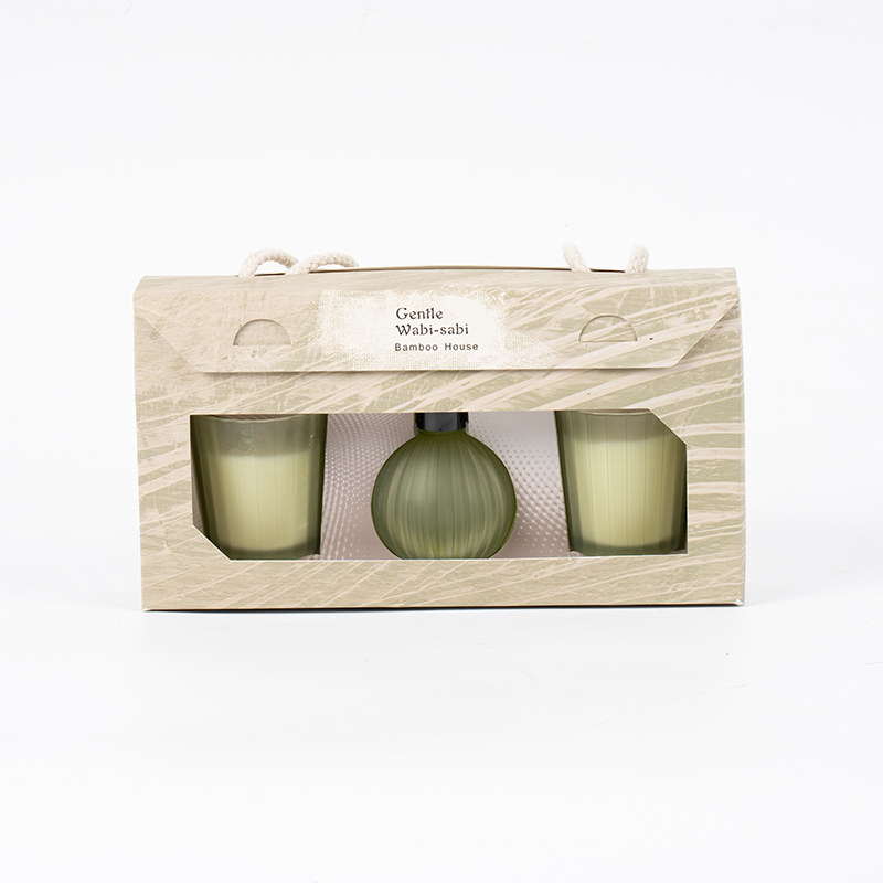 Świeczki zapachowe w pionowe paski w małych kieliszkach X2 Pionowe paski w małych kieliszkach z dyfuzorem z trzciny lotnej