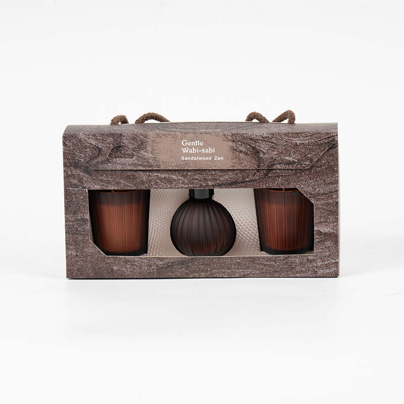 Świeczki zapachowe w pionowe paski w małych kieliszkach X2 Pionowe paski w małych kieliszkach z dyfuzorem z trzciny lotnej