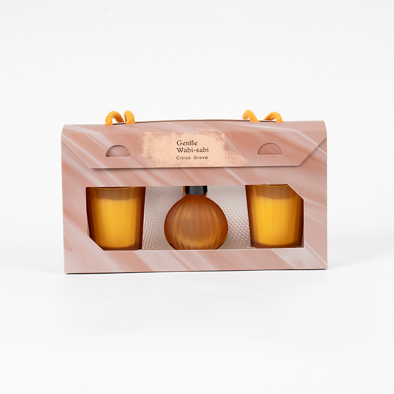 Świeczki zapachowe w pionowe paski w małych kieliszkach X2 Pionowe paski w małych kieliszkach z dyfuzorem z trzciny lotnej