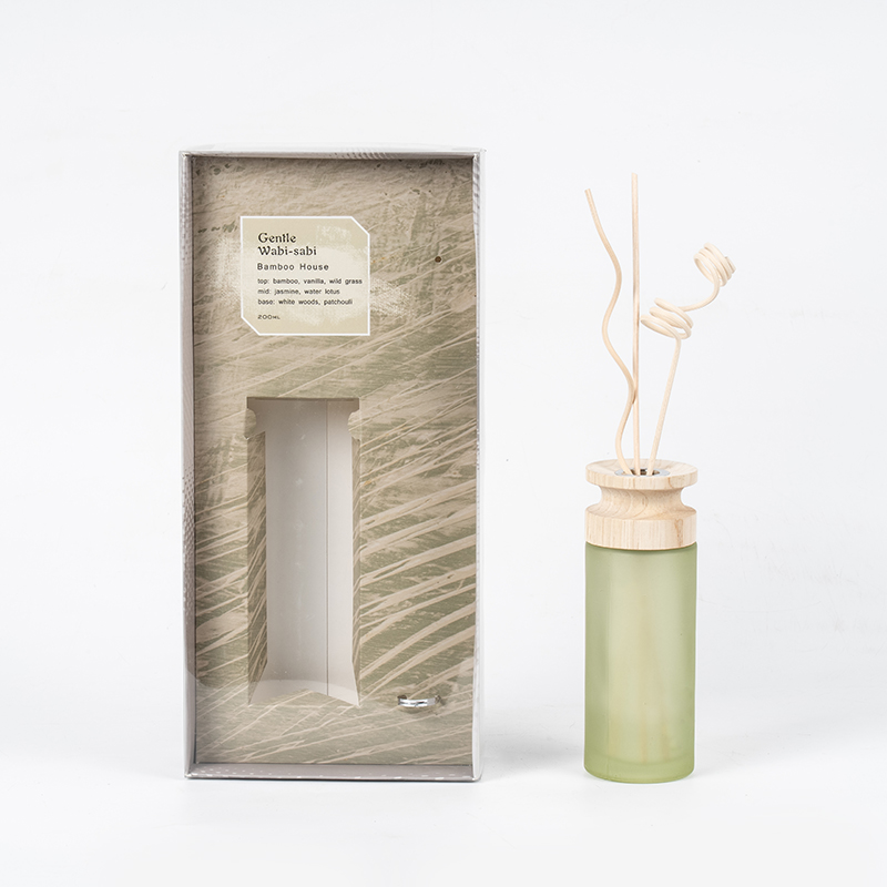 Wysokiej klasy dyfuzor trzcinowy z cylindryczną szklaną kolbą premium z drewnianym dyfuzorem zapachowym w kształcie kija