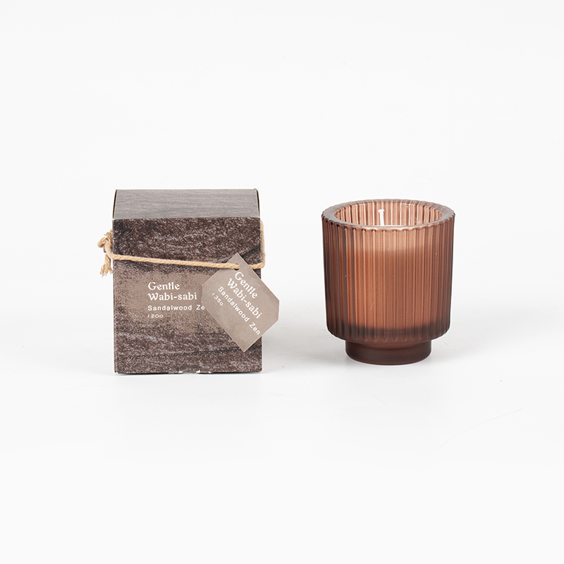 Okrągły szklany kubek na świecę z pionowymi paskami - sprzedawca świec zapachowych z wosku sojowego i ekologicznego