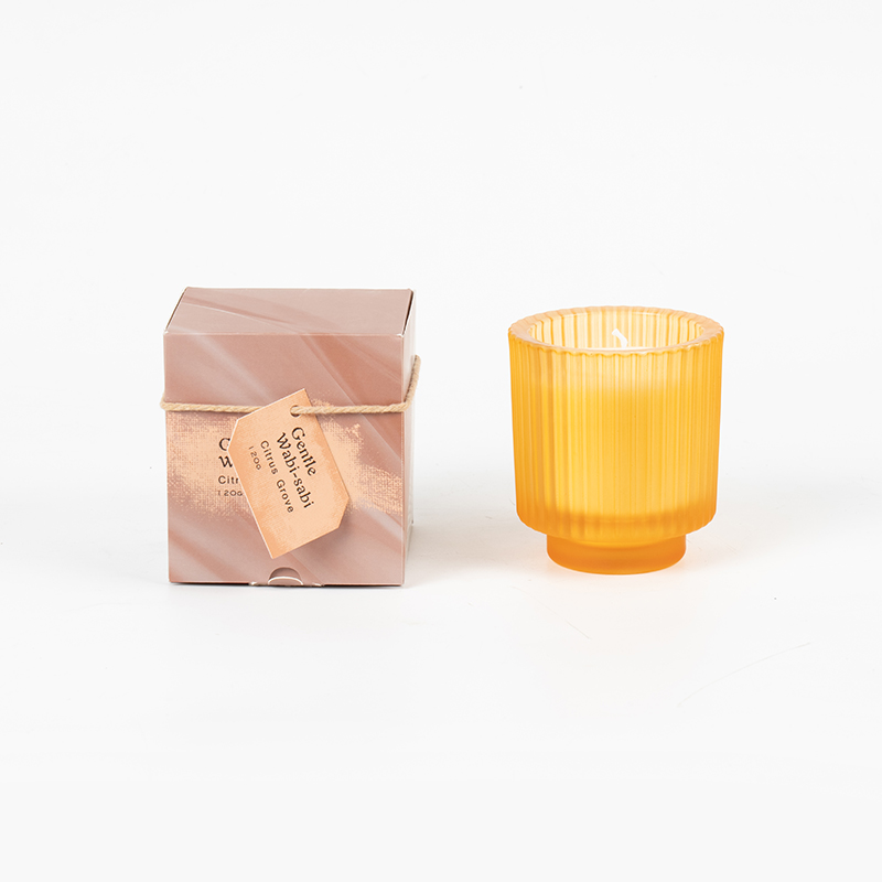 Okrągły szklany kubek na świecę z pionowymi paskami - sprzedawca świec zapachowych z wosku sojowego i ekologicznego