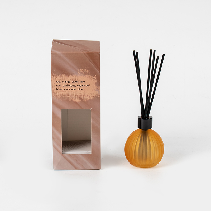 Mała szklana bańka z pionowymi paskami z parującym dyfuzorem trzcinowym-domowy producent dyfuzorów zapachowych trzcinowych