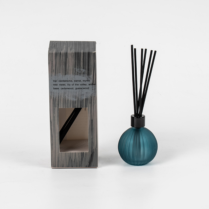 Mała szklana bańka z pionowymi paskami z parującym dyfuzorem trzcinowym-domowy producent dyfuzorów zapachowych trzcinowych